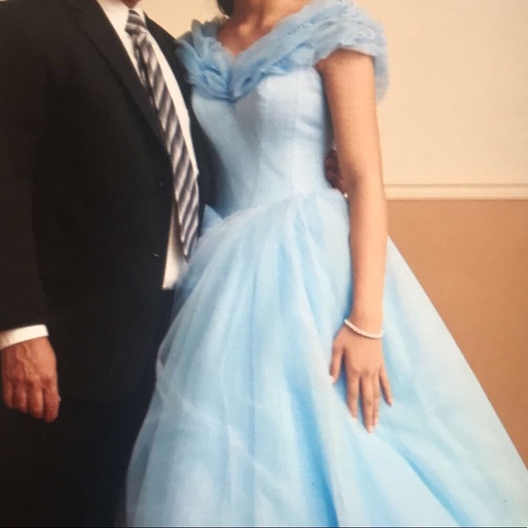 Cinderella dress replica of the 2018 movie - Picture 2 of 2